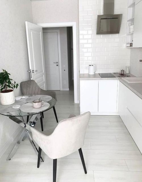 В целом, дизайн квартиры в светлых тонах имеет ряд преимуществ: 07