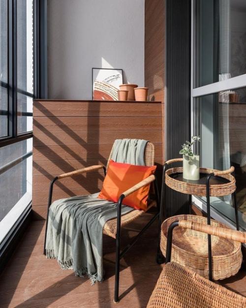 При входе выделена общая прихожая, из которой ведут две двери в разные апартаменты. 05