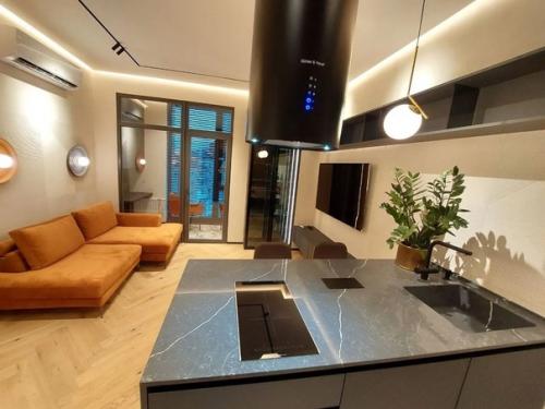 В квартире выполнен качественный дизайнерский ремонт с использованием дорогих материалов. 09