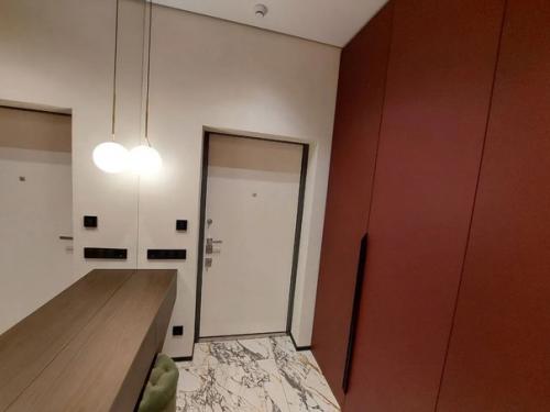 В квартире выполнен качественный дизайнерский ремонт с использованием дорогих материалов. 08