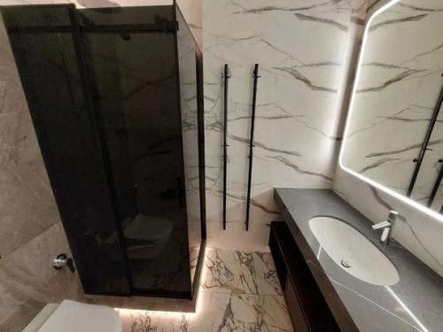 В квартире выполнен качественный дизайнерский ремонт с использованием дорогих материалов. 05