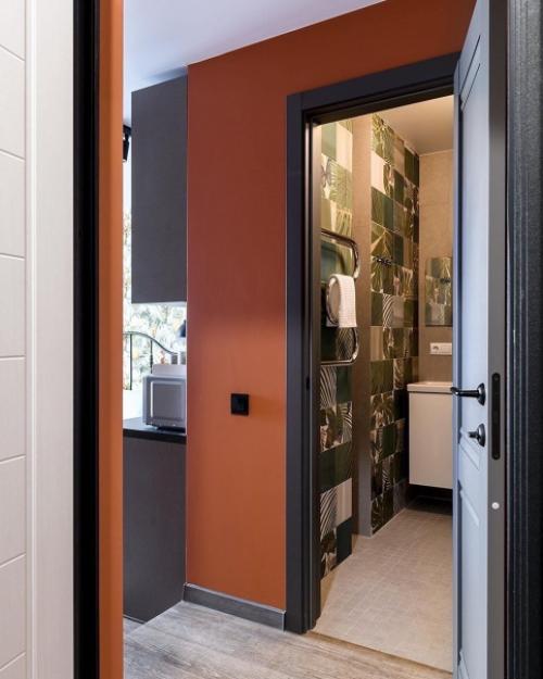 При входе выделена общая прихожая, из которой ведут две двери в разные апартаменты. 07