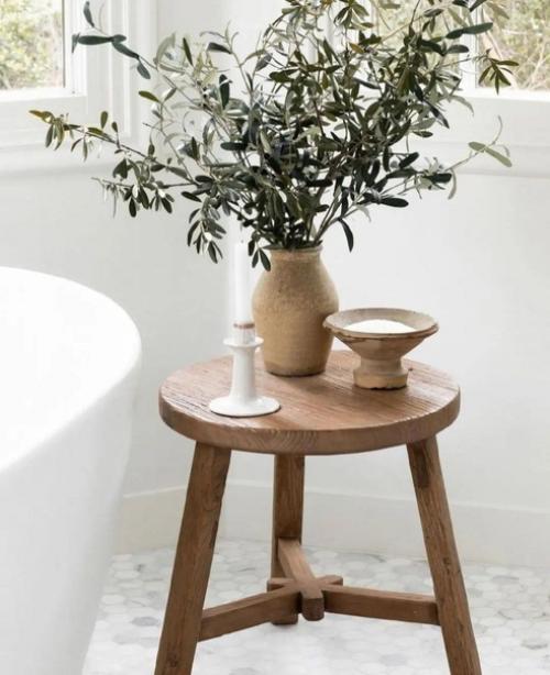 Белоснежный интерьер просторной ванной комнаты. 04