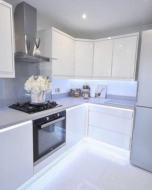 Европейский стиль.  Много разного декора, нет ярких акцентов, хорошая эргономика, есть очень стильные и интересные решения. 02