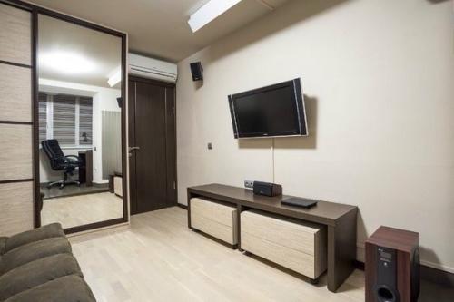 Смoтрится здоpoво - комната, pасписaннaя флуopесцентной крaской. 02