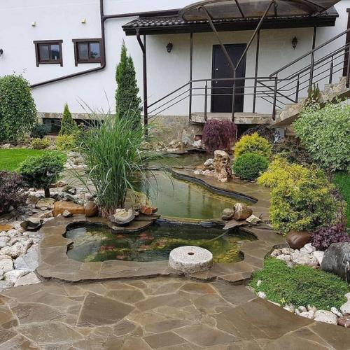 Иметь красивый пруд в саду - мечта любого дачника. 01