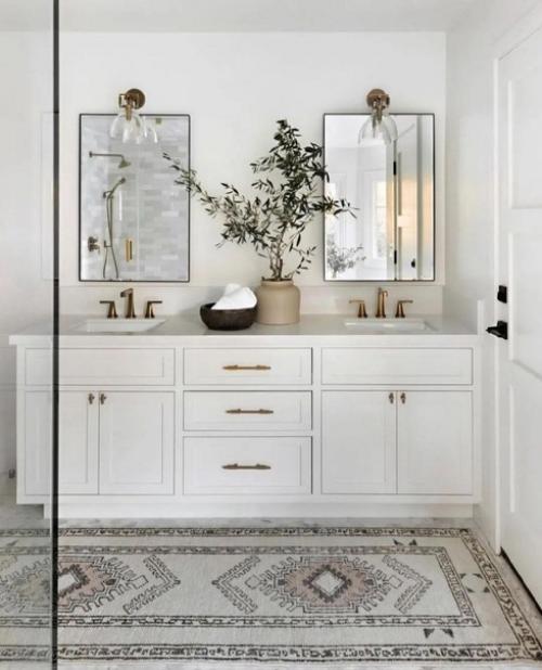 Белоснежный интерьер просторной ванной комнаты. 01