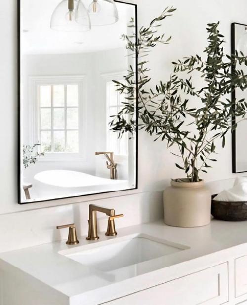 Белоснежный интерьер просторной ванной комнаты. 03