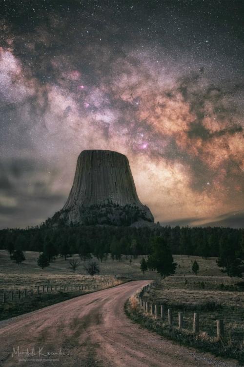 Башня дьявола.
Девилс - тауэр (Devils Tower) или башня дьявола - монолит вулканического происхождения высотой 1558 м над уровнем моря.  