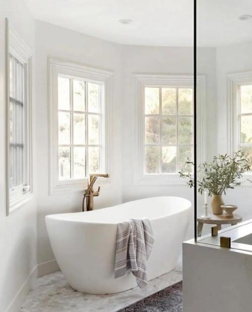 Белоснежный интерьер просторной ванной комнаты. 02