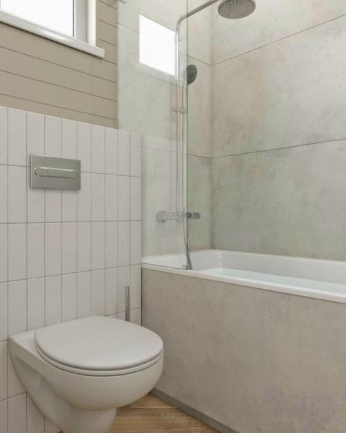 Минимализм, который работает на уют: в этой ванной комнате нет ничего лишнего, только чистые линии, естественные оттенки и продуманные детали. 07