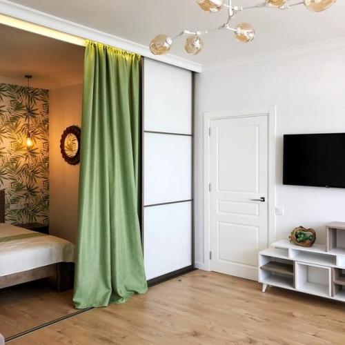 Отгородили спальное место в небольшой комнате. 04