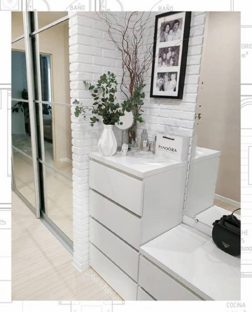 Прихожая, оформленная в белом цвете, всегда считалась признаком оригинальности и стиля. 04