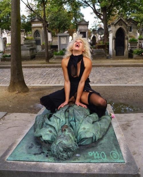 Кладбище пер - лашез в сердце Парижа стало последним пристанищем для множества знаменитых личностей, таких как оскар уайльд и Джим Моррисон. 02 Кладбище пер - лашез в сердце Парижа стало последним пристанищем для множества знаменитых личностей, таких как оскар уайльд и Джим Моррисон. 02