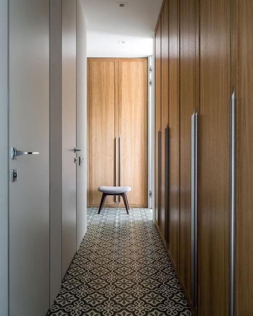 Улучшили планировку стандартной двухкомнатной квартиры площадью 45 м 2 и создали комфортное пространство для семьи из трех человек. 04