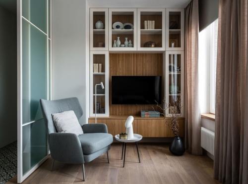 Улучшили планировку стандартной двухкомнатной квартиры площадью 45 м 2 и создали комфортное пространство для семьи из трех человек. 02