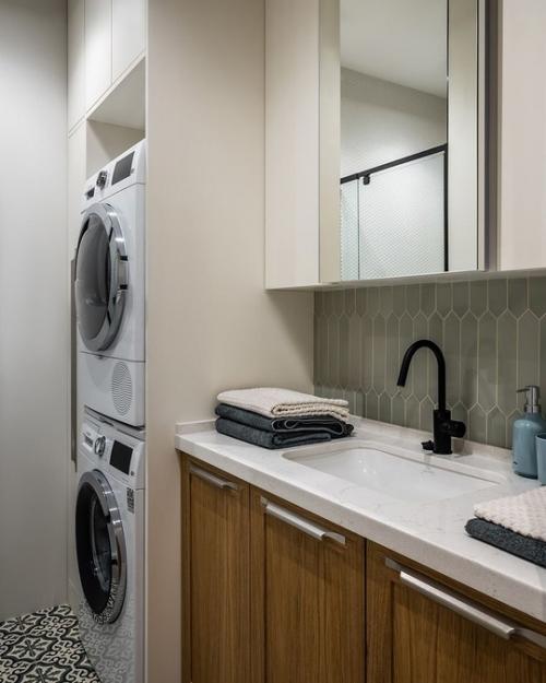 Улучшили планировку стандартной двухкомнатной квартиры площадью 45 м 2 и создали комфортное пространство для семьи из трех человек. 03