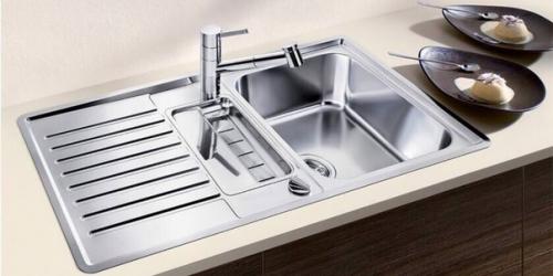 У любого материала, из которого делают мойки, есть свои преимущества и недостатки. 03