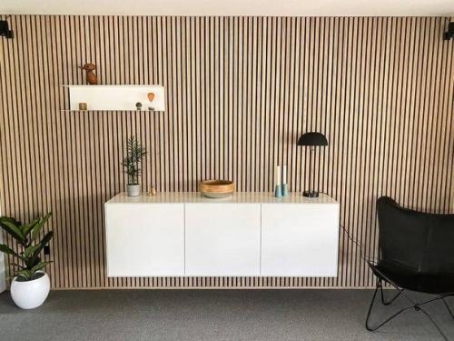 Небольшая подборка интерьеров с использованием реечных панелей. 03