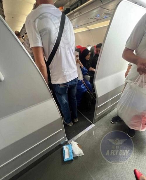 Очередной пассажир кучу в самолёте навалил. 02