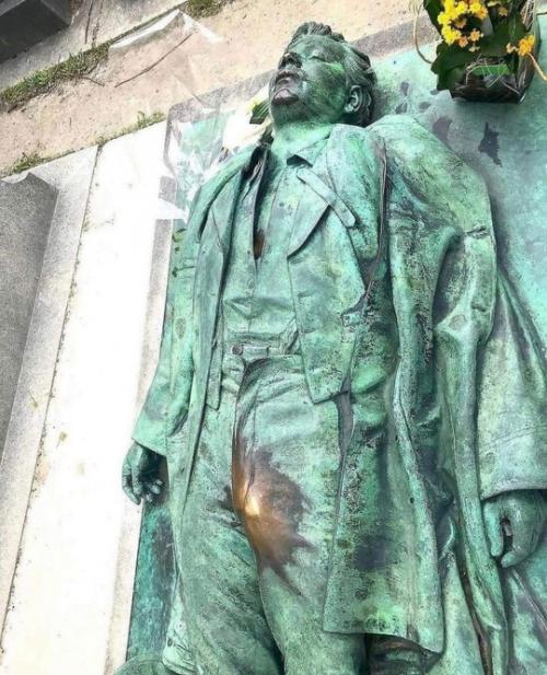 Кладбище пер - лашез в сердце Парижа стало последним пристанищем для множества знаменитых личностей, таких как оскар уайльд и Джим Моррисон. 03 Кладбище пер - лашез в сердце Парижа стало последним пристанищем для множества знаменитых личностей, таких как оскар уайльд и Джим Моррисон. 03