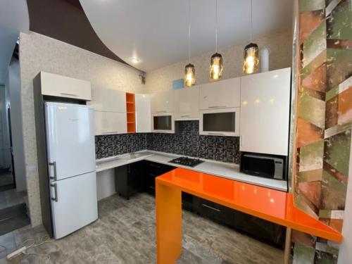 Оцените кухню в частном доме. 01