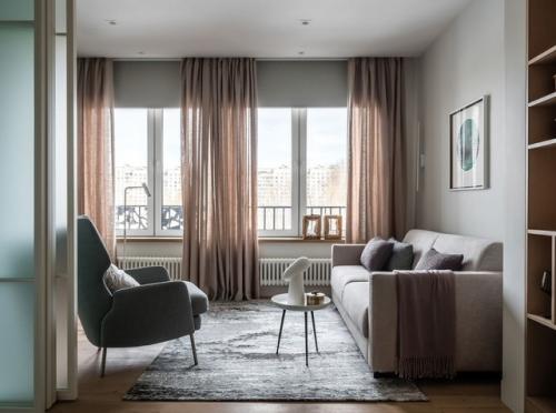 Улучшили планировку стандартной двухкомнатной квартиры площадью 45 м 2 и создали комфортное пространство для семьи из трех человек. 01