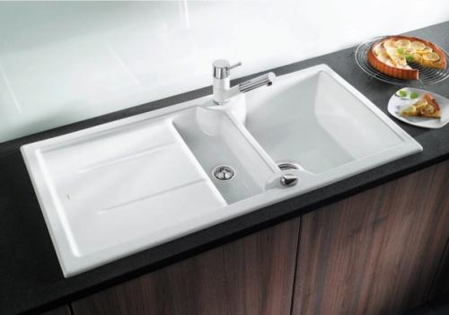 У любого материала, из которого делают мойки, есть свои преимущества и недостатки. 06