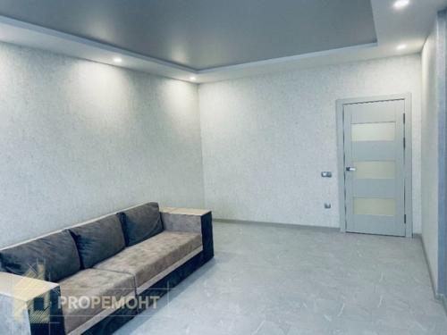 При отделке на стенах использовали декоративную штукатурку, обои и покраску. 07