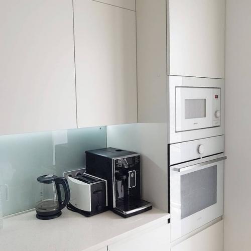 У меня просто белая кухня. 06