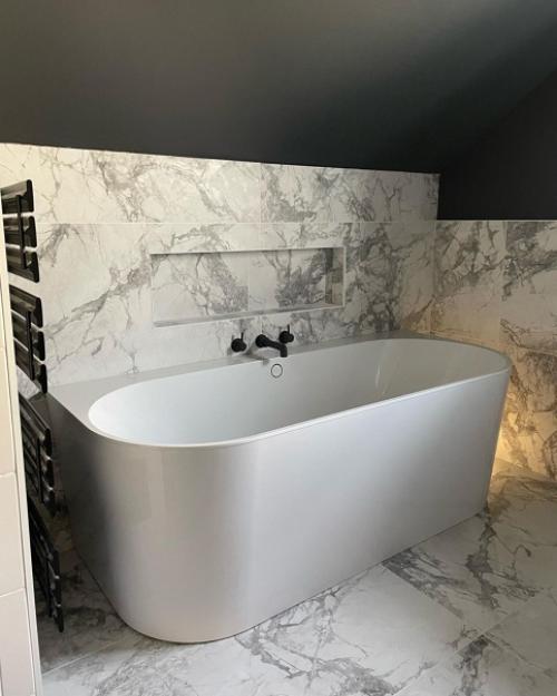 Ванная комната в загородном доме на мансардным этаже. 01