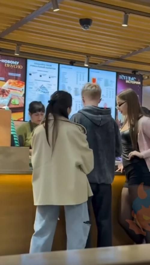 Горе - блохерша чуть не получила люлей и была послана в одном конкретном направлении.

