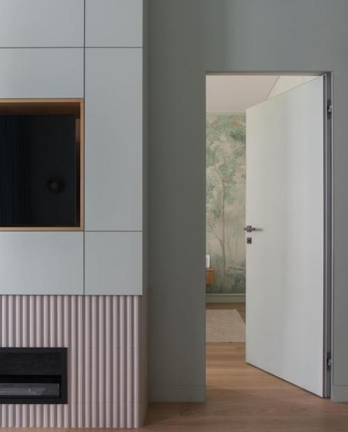 Заказчики проекта, молодая семейная пара, живут в частном доме, а в квартире останавливаются, когда приезжают в Москву по делам. 03