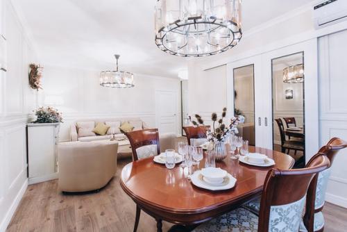 Чудесное преображение квартиры легендарного телеведущего Леонида Якубовича в стиле современной классики от дизайнеров Саши Швец и Елены Жучковой. 02