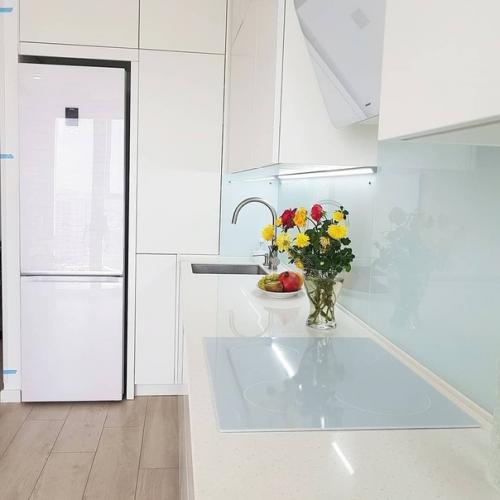 У меня просто белая кухня. 04