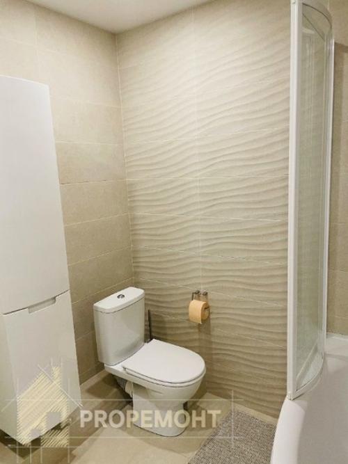 При отделке на стенах использовали декоративную штукатурку, обои и покраску. 05