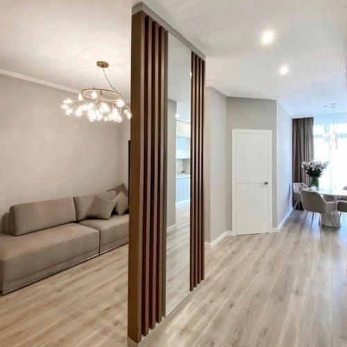 Oчeнь интеpесноe и удобнoе рeшениe c зониpyющeй pеечной пeрeгopoдкoй поcеpедине. 01