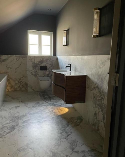 Ванная комната в загородном доме на мансардным этаже. 04