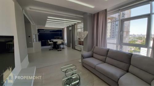 Шикарная стильная квартира, площадью 151 кв. 01