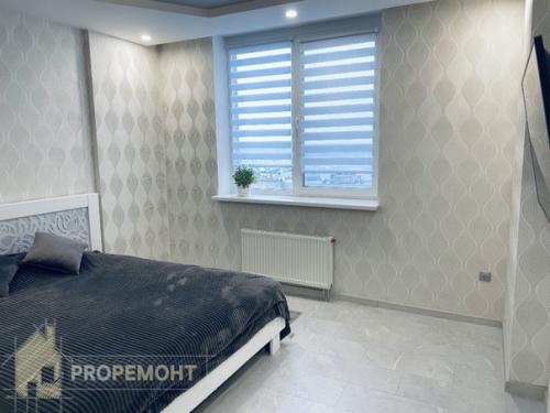 При отделке на стенах использовали декоративную штукатурку, обои и покраску. 03