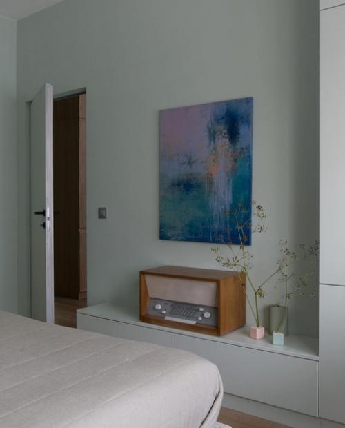 Заказчики проекта, молодая семейная пара, живут в частном доме, а в квартире останавливаются, когда приезжают в Москву по делам. 06