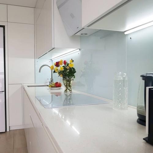 У меня просто белая кухня. 03