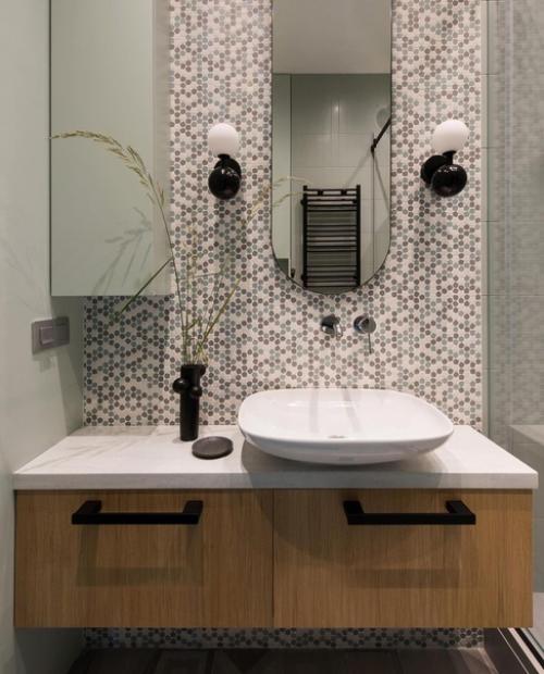 Заказчики проекта, молодая семейная пара, живут в частном доме, а в квартире останавливаются, когда приезжают в Москву по делам. 09