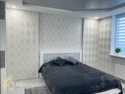 При отделке на стенах использовали декоративную штукатурку, обои и покраску. 02