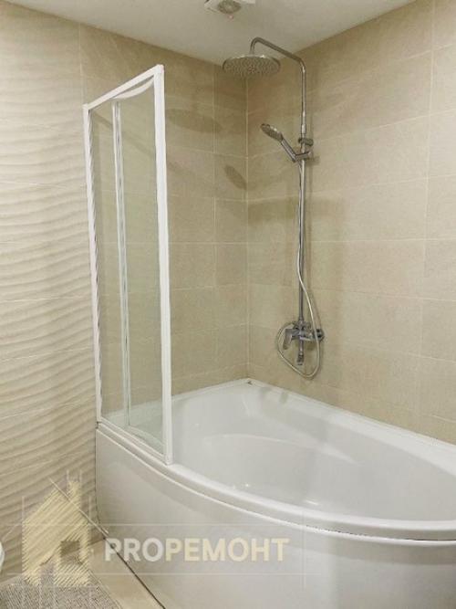 При отделке на стенах использовали декоративную штукатурку, обои и покраску. 06