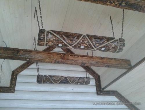 Таким образом, если немного доработать обыкновенное бревно, то может получиться очень интересная по дизайну люстра. 06