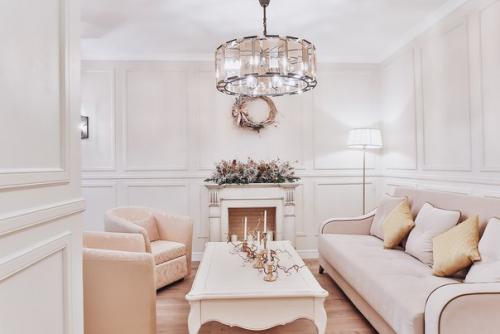 Чудесное преображение квартиры легендарного телеведущего Леонида Якубовича в стиле современной классики от дизайнеров Саши Швец и Елены Жучковой. 01