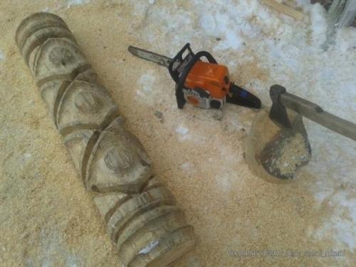 Таким образом, если немного доработать обыкновенное бревно, то может получиться очень интересная по дизайну люстра. 02