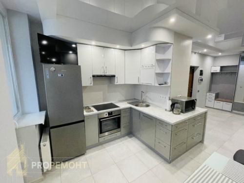 При отделке на стенах использовали декоративную штукатурку, обои и покраску. 01