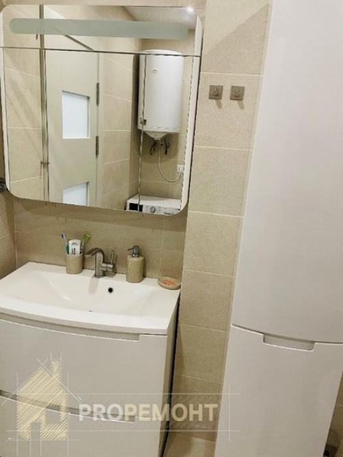 При отделке на стенах использовали декоративную штукатурку, обои и покраску. 04